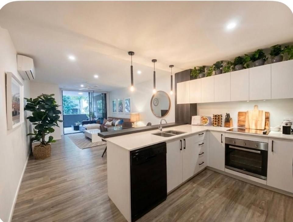 Luxe Retreat - Airport 13 Mins, Free Parking, Train, Bus, Shops & Parks Nearby Brisbane