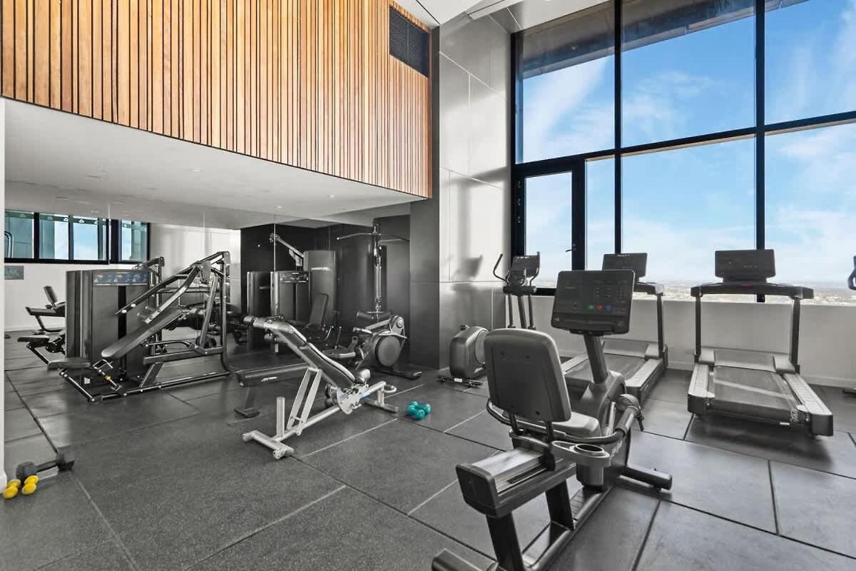 Skytower - 81st Floor, & River Views, Free Car Parking Apartment *