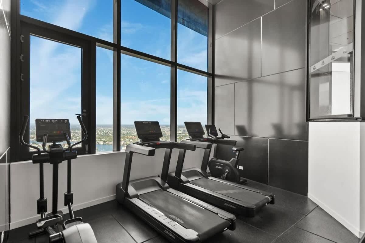 Skytower - 81st Floor, & River Views, Free Car Parking Apartment