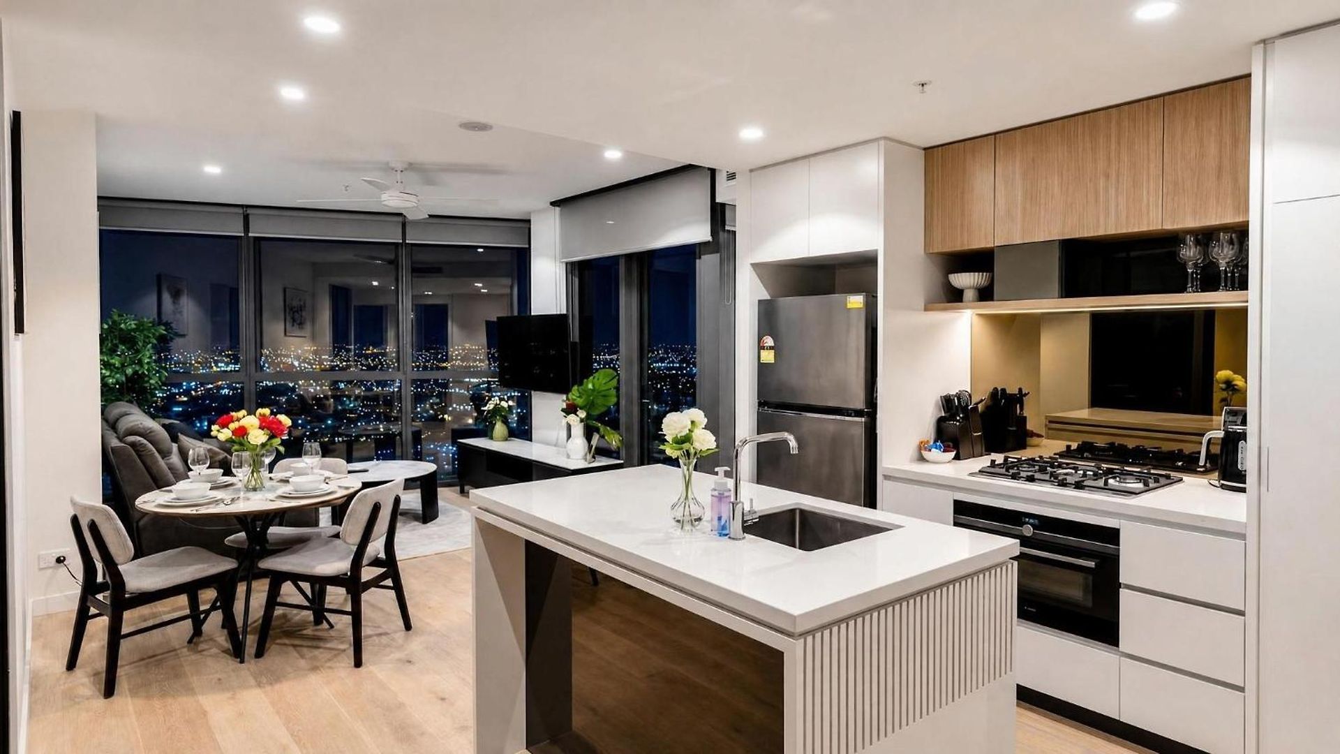 Luxury Riverfront Level 38 Queen's Wharf Tower Apartment *