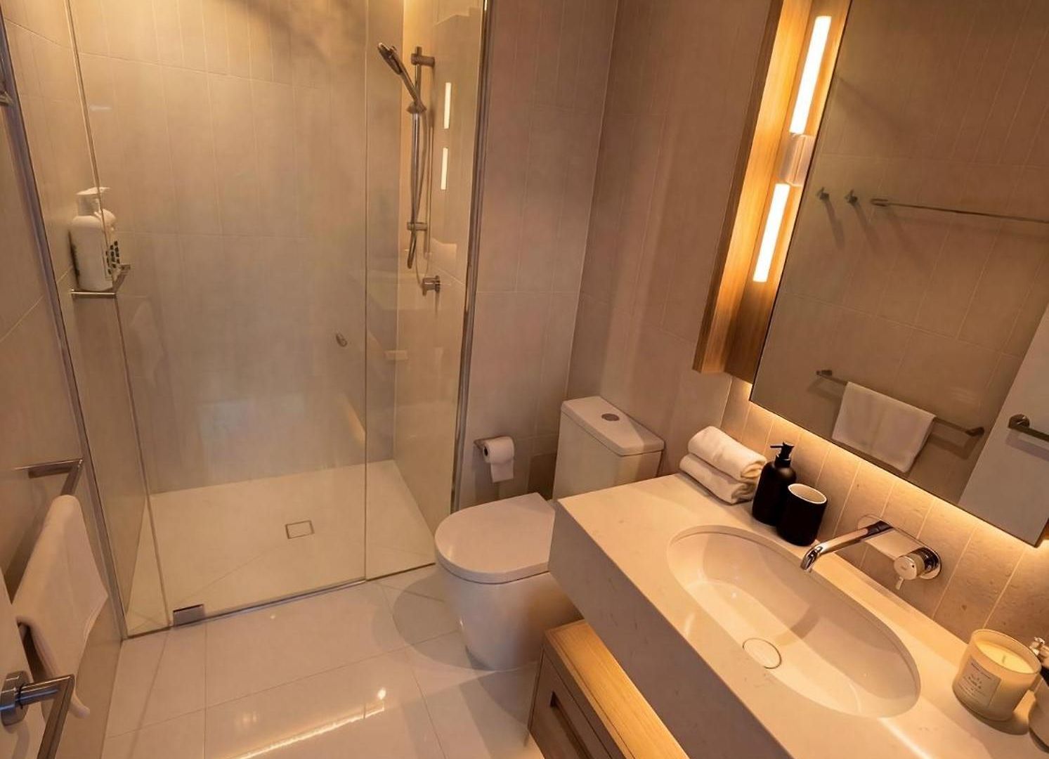 Luxury Riverfront Level 38 Queen's Wharf Tower