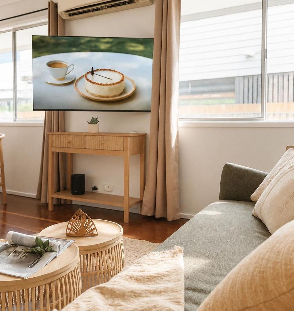 Holiday home 2br Chic Urban Escape In Norman Park Near Bne With Parking *