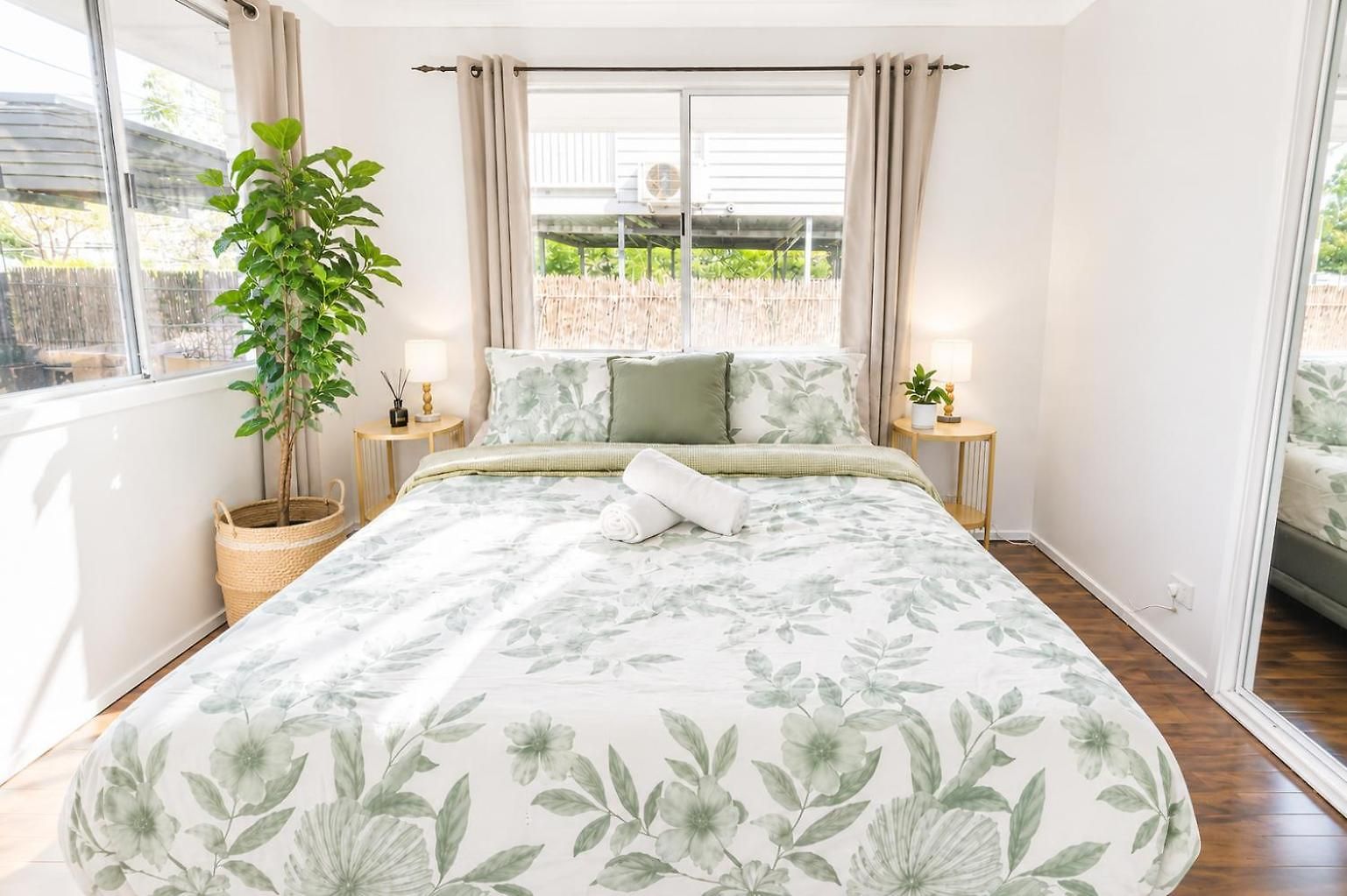 Holiday home 2br Chic Urban Escape In Norman Park Near Bne With Parking *