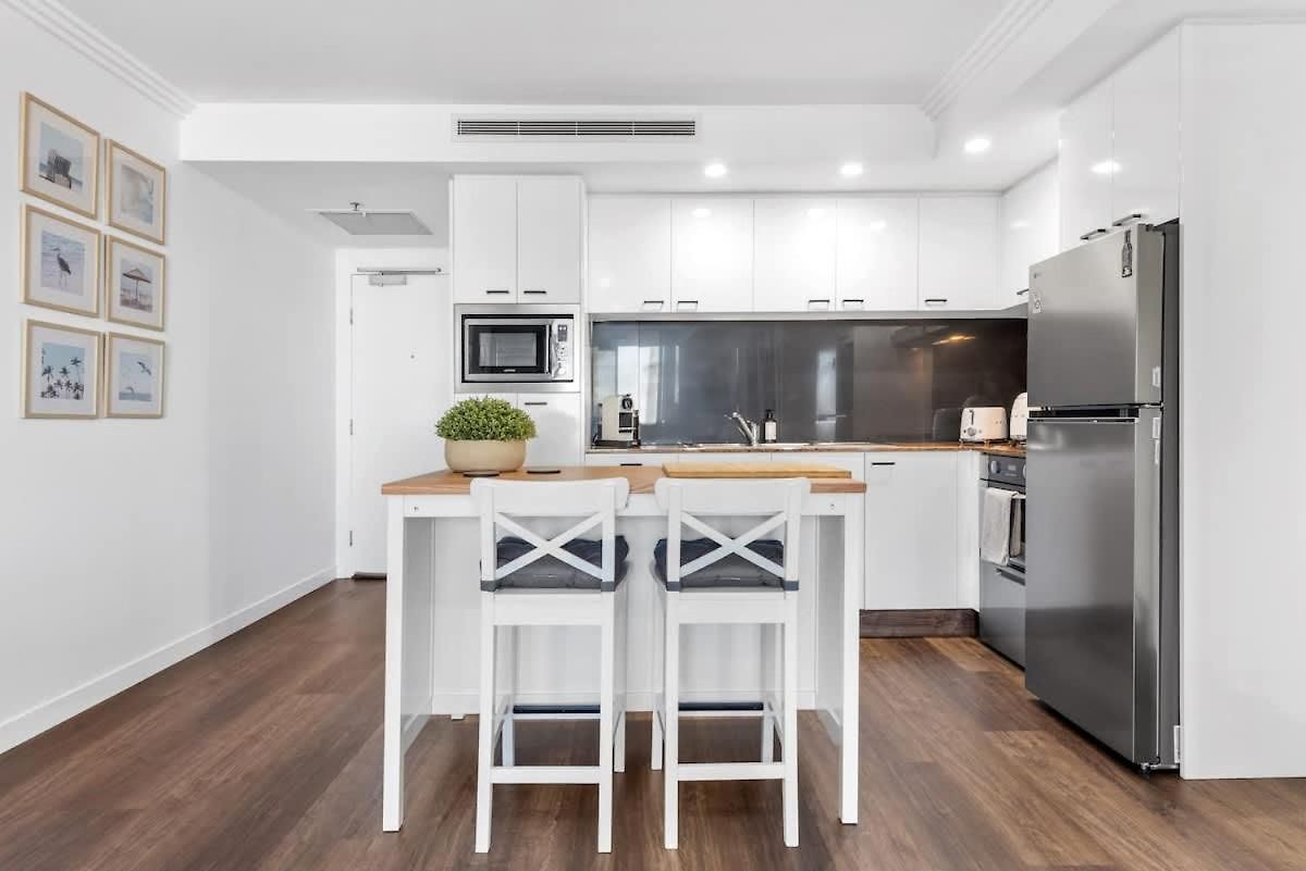 Apartment Modern On Mary 1 Bedroom, 1 Bathroom, 1 Car, Views! *