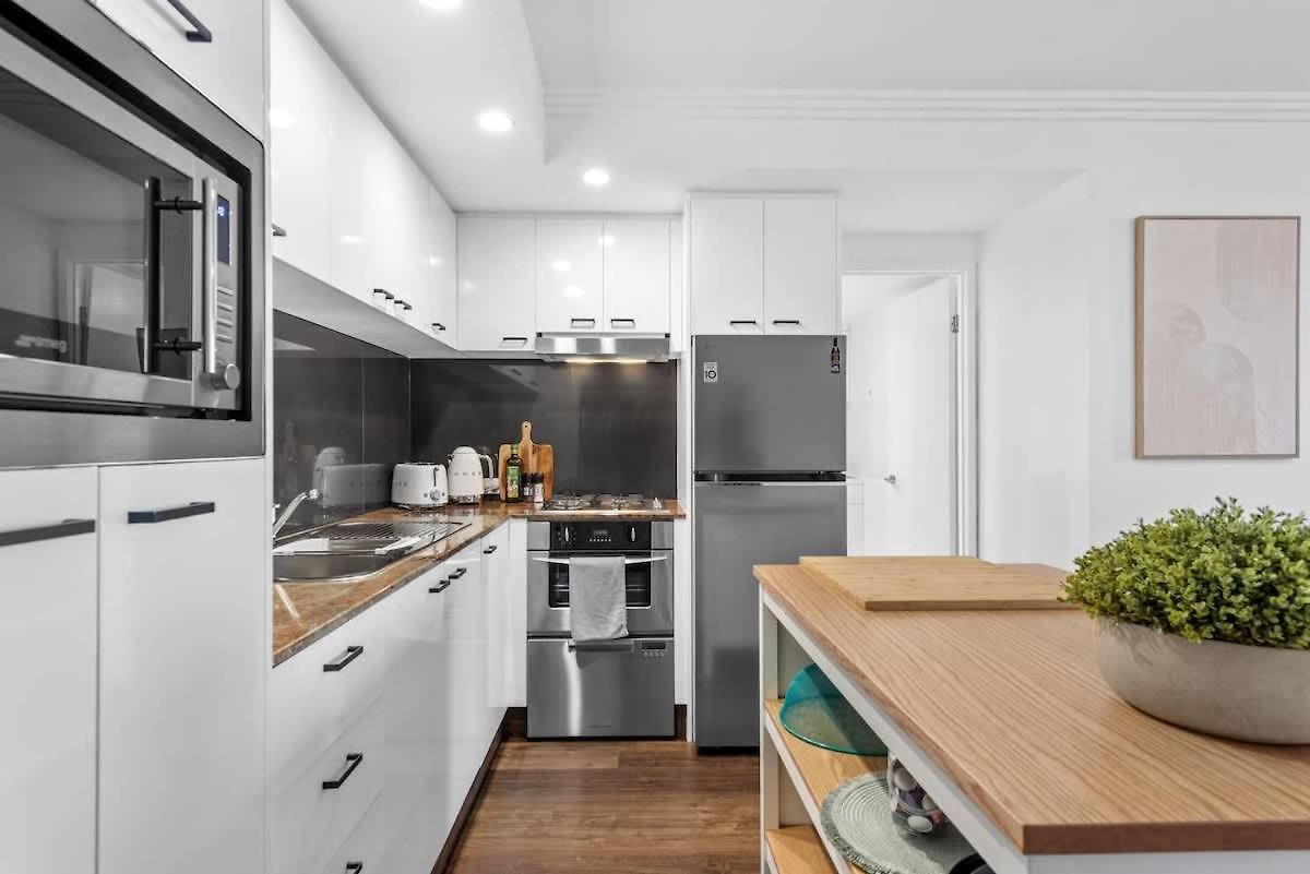 Apartment Modern On Mary 1 Bedroom, 1 Bathroom, 1 Car, Views!
