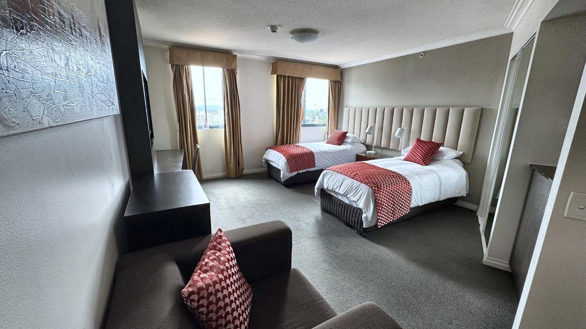 Two-bedroom Escape I Mantra On Queen Apartment