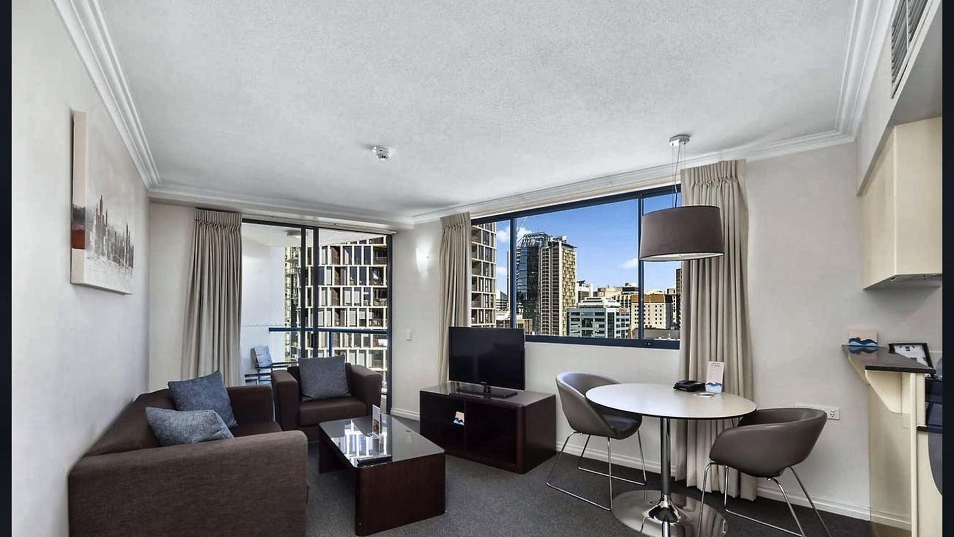 Two-bedroom Escape I Mantra On Queen Apartment