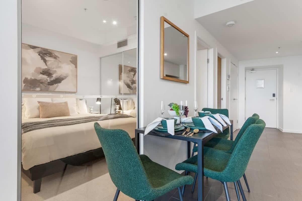 Apartment With Pool, Gym And Secure Car Space Brisbane