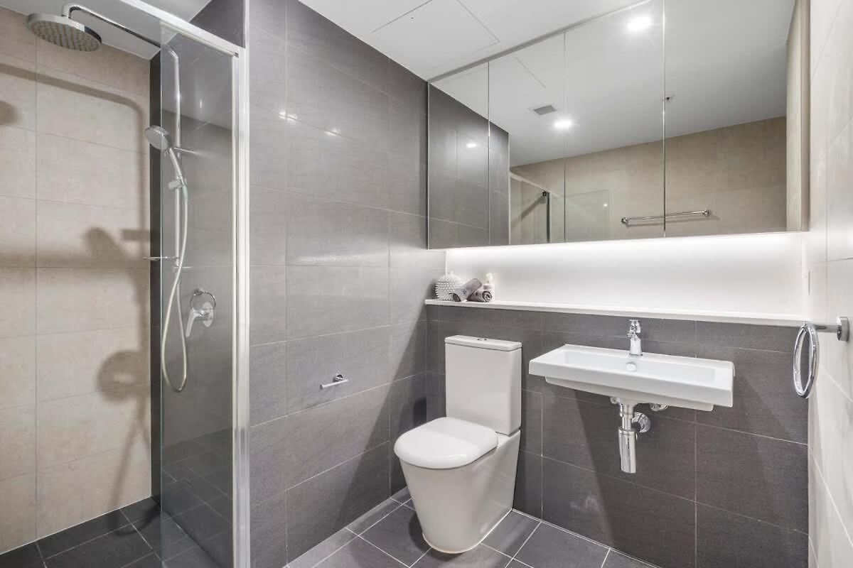 Apartment With Pool, Gym And Secure Car Space *