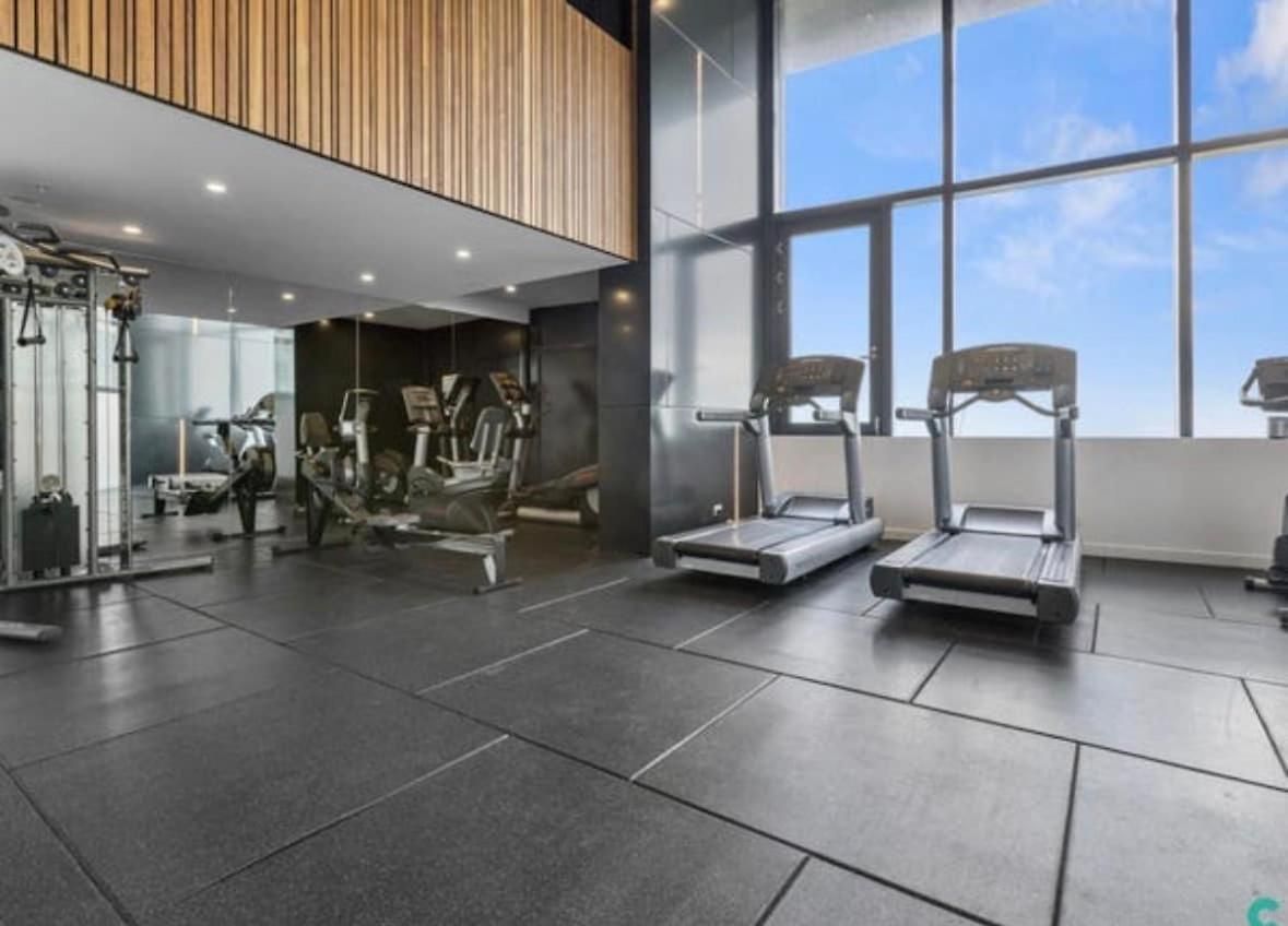 Apartment With Pool, Gym And Secure Car Space *