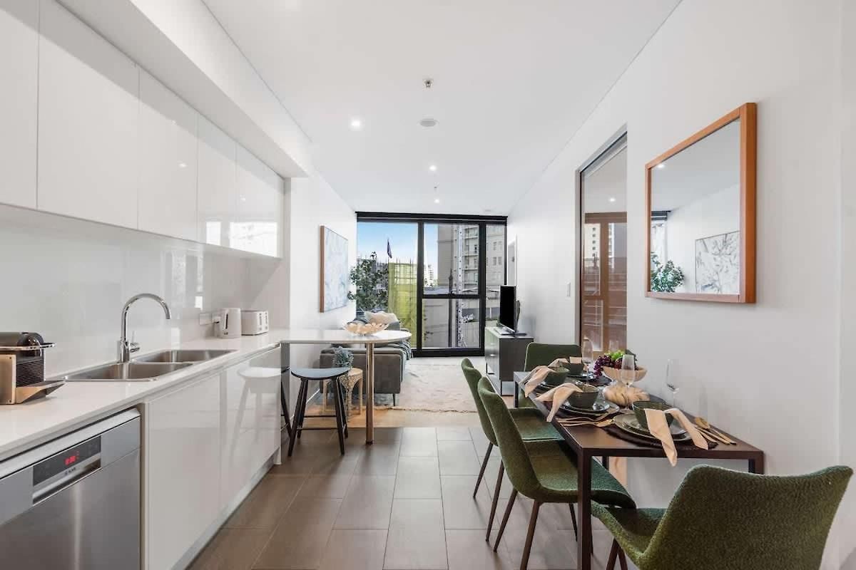 Apartment With Pool, Gym And Secure Car Space Brisbane