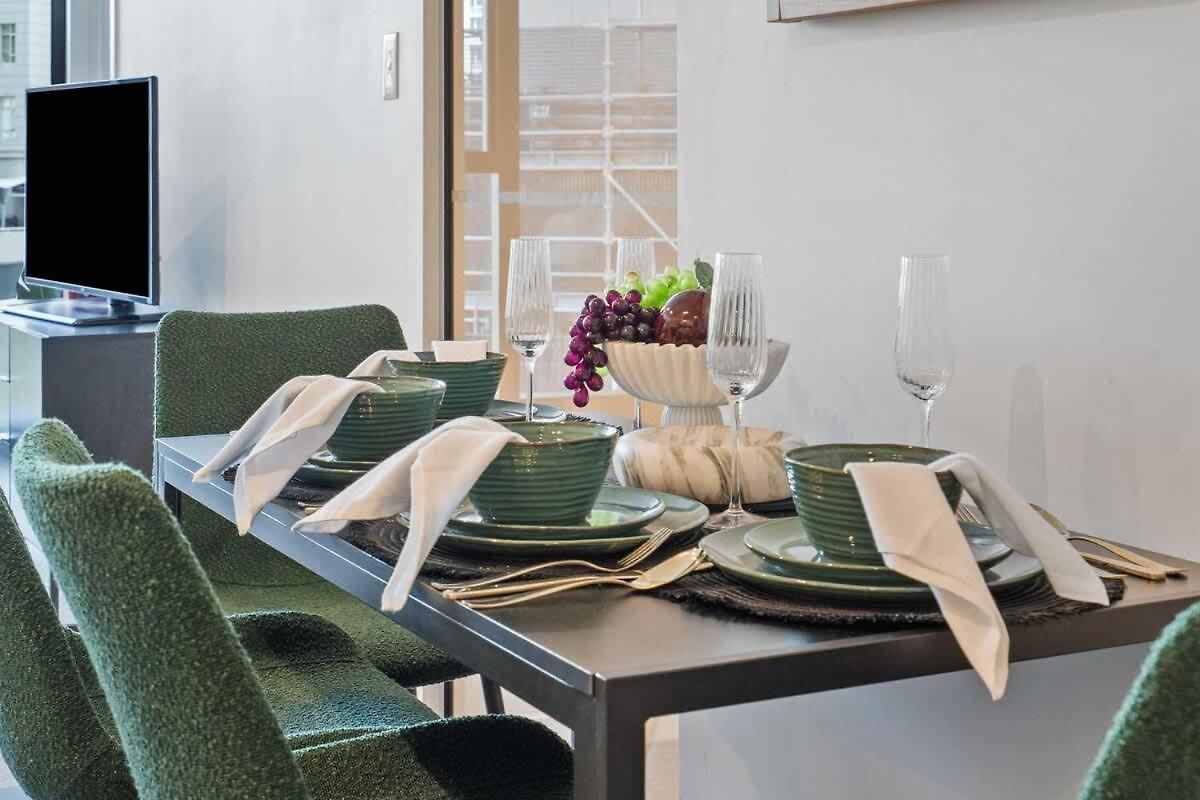 Apartment With Pool, Gym And Secure Car Space Brisbane