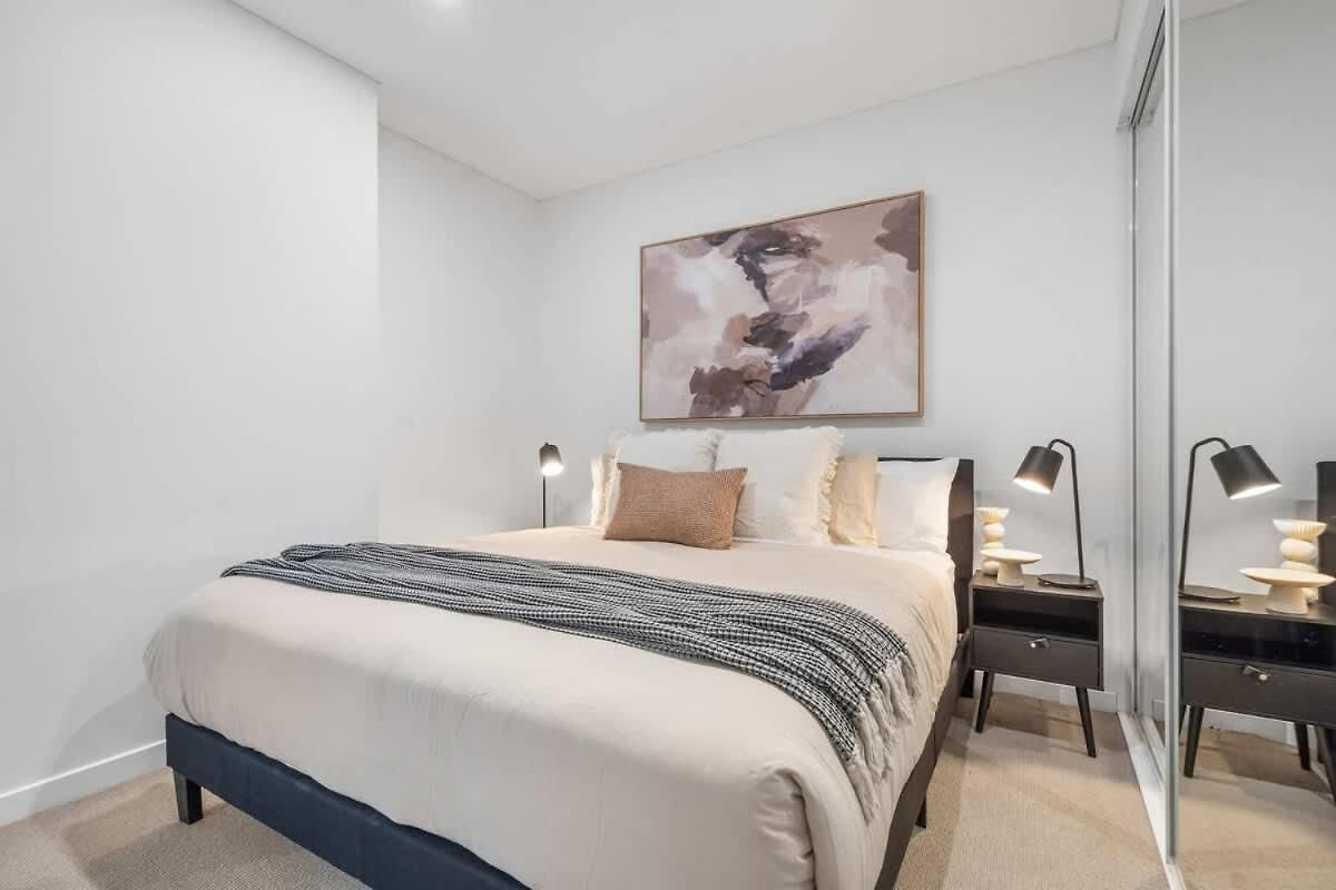 Apartment With Pool, Gym And Secure Car Space *