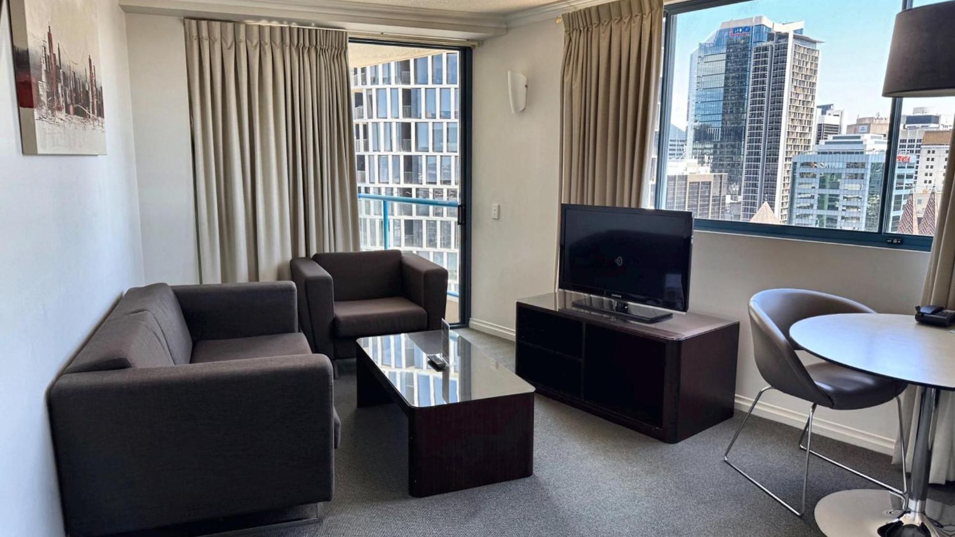 Two-bedroom Escape I Mantra On Queen Apartment