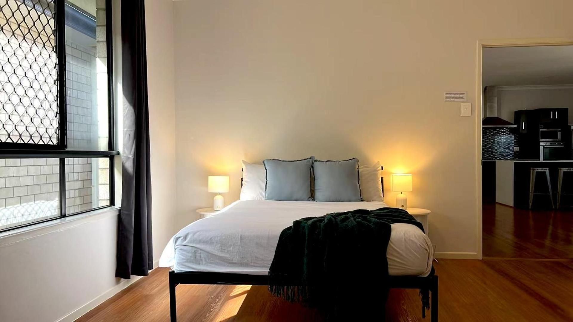 14c Breeze Ensuite In Coopers Plains Guest house