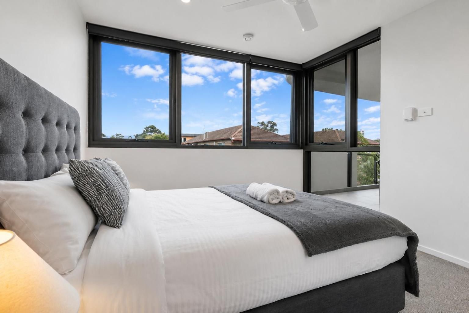 Riverside Modern 2br East With Parking * Brisbane