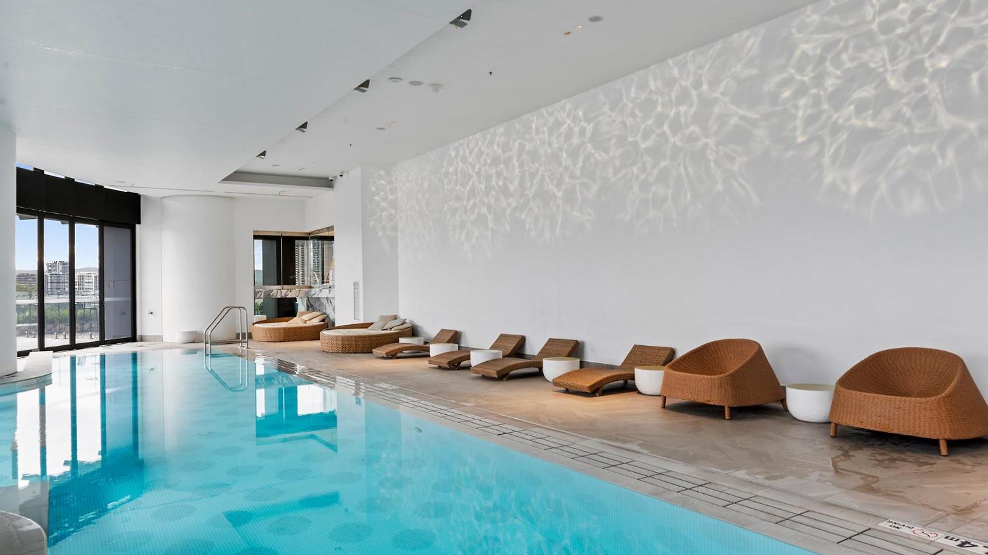 Apartment One Sky - Sleep 6 - Pools Cinema Sauna Gym Free Parking *