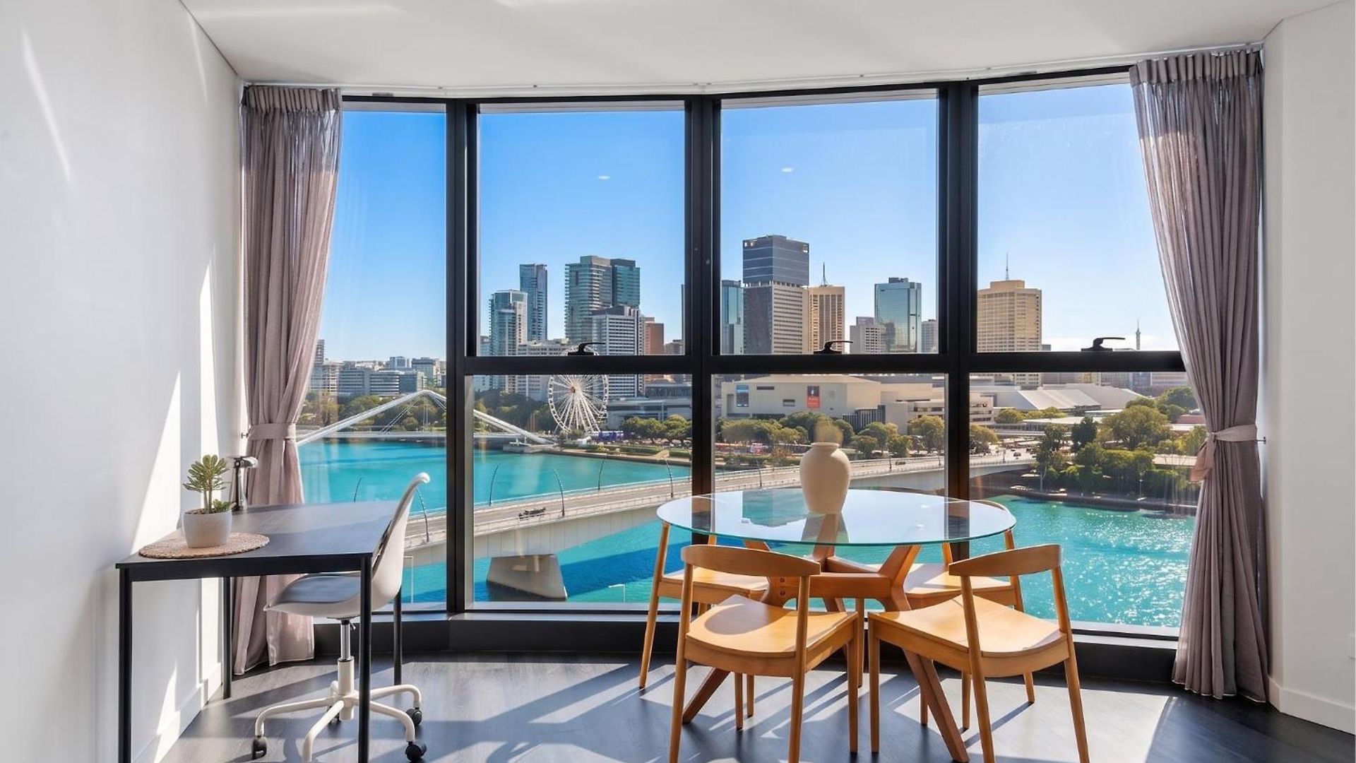 Apartment One Sky - Sleep 6 - Pools Cinema Sauna Gym Free Parking *