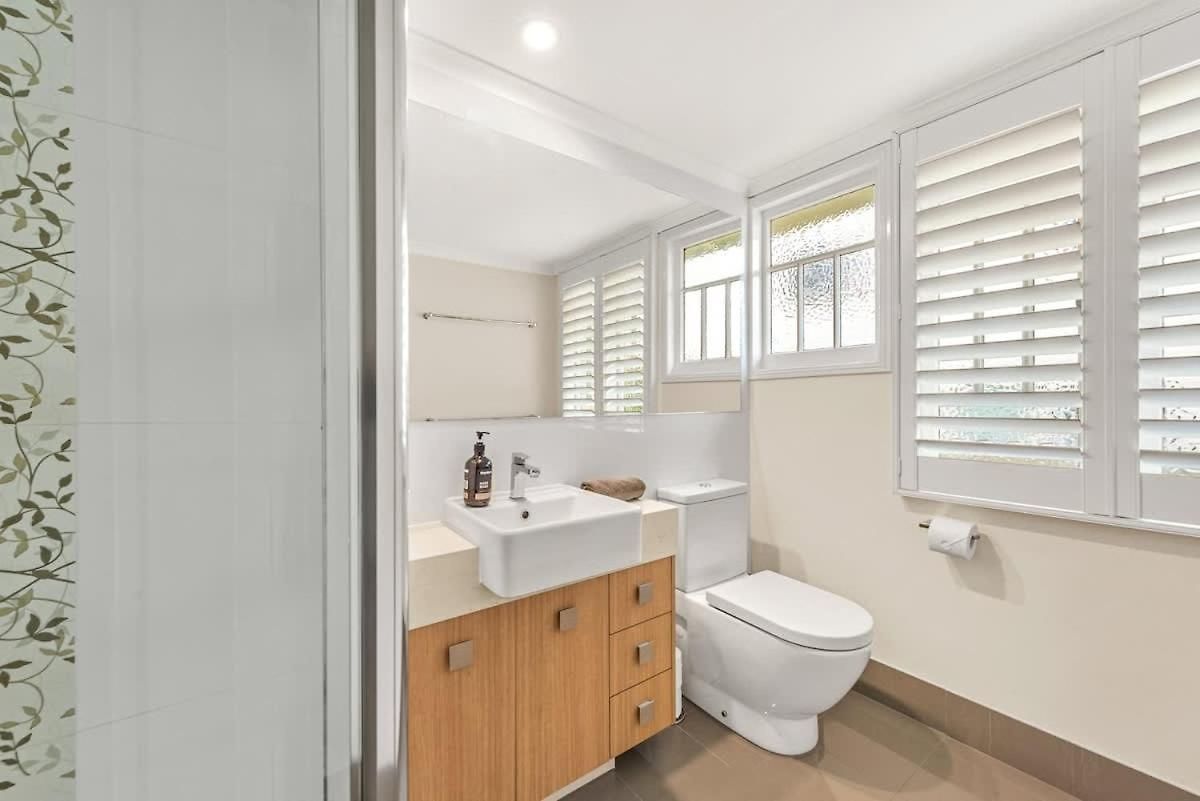 Modern Twist And Old World Charm - 3bed-2bath-2car Holiday home Brisbane