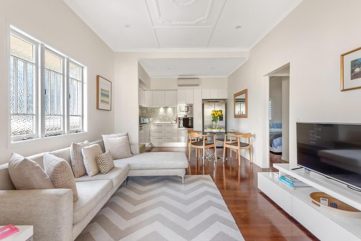 Modern Twist And Old World Charm - 3bed-2bath-2car * Brisbane