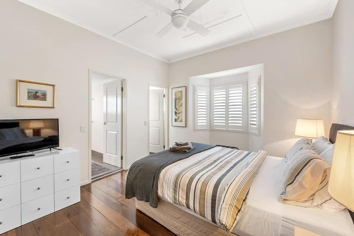 Modern Twist And Old World Charm - 3bed-2bath-2car Holiday home