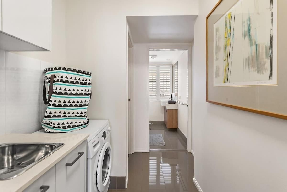 Modern Twist And Old World Charm - 3bed-2bath-2car * Brisbane