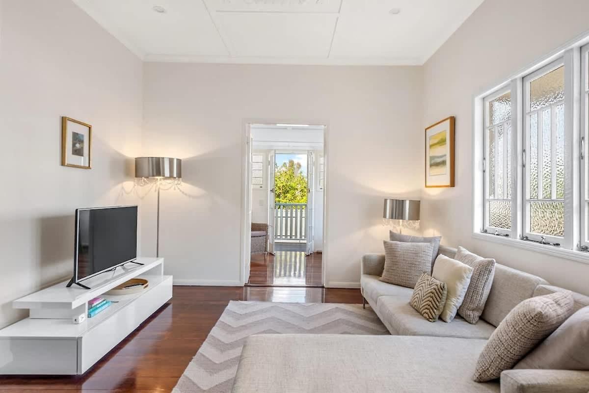 Modern Twist And Old World Charm - 3bed-2bath-2car Holiday home *