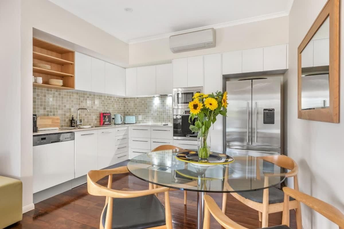 Modern Twist And Old World Charm - 3bed-2bath-2car Holiday home *