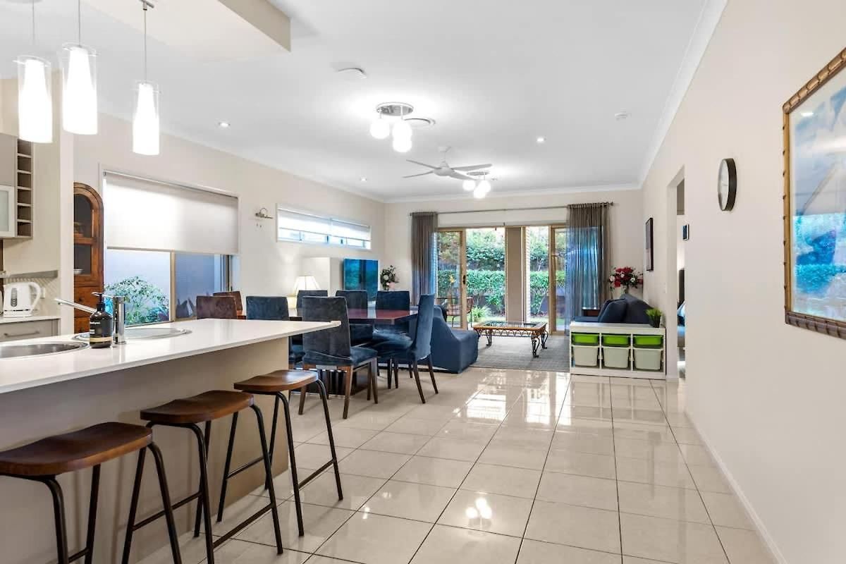 Open Plan 3 Bedroom House - Taringa Holiday home