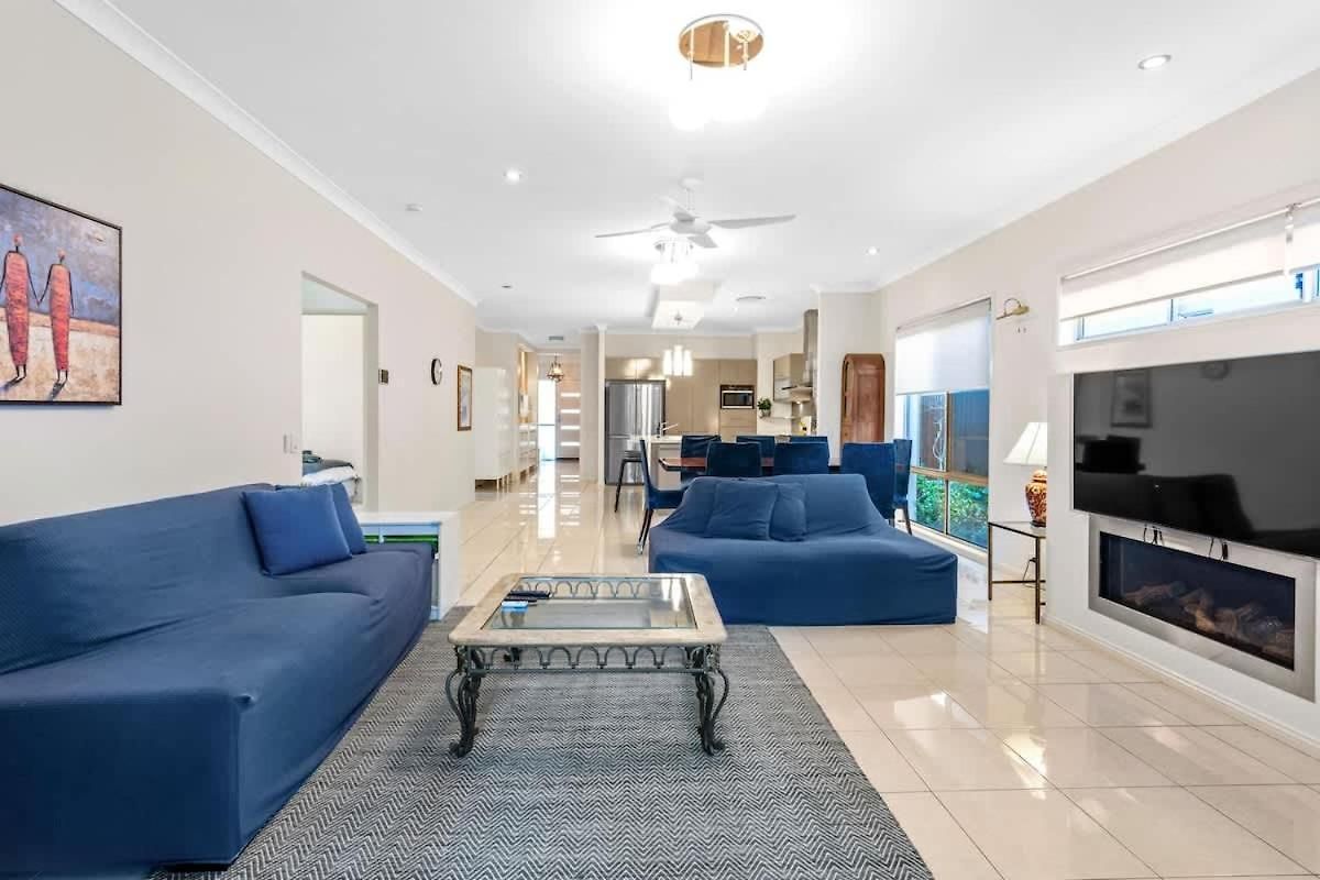 Open Plan 3 Bedroom House - Taringa Holiday home