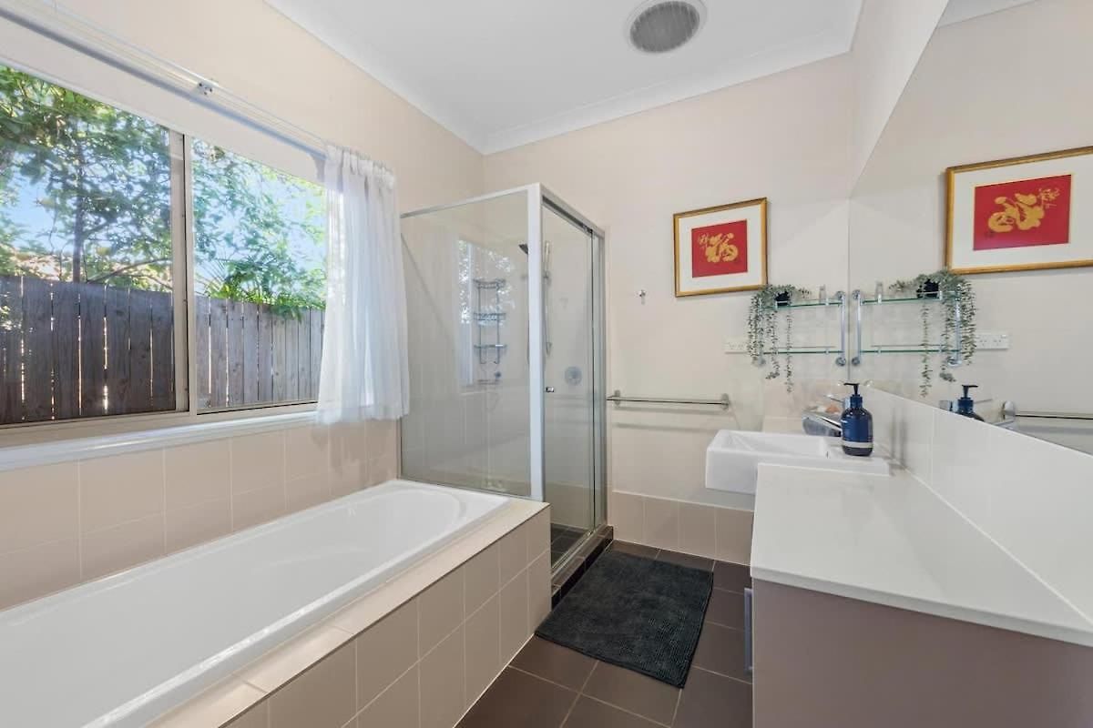 Open Plan 3 Bedroom House - Taringa *