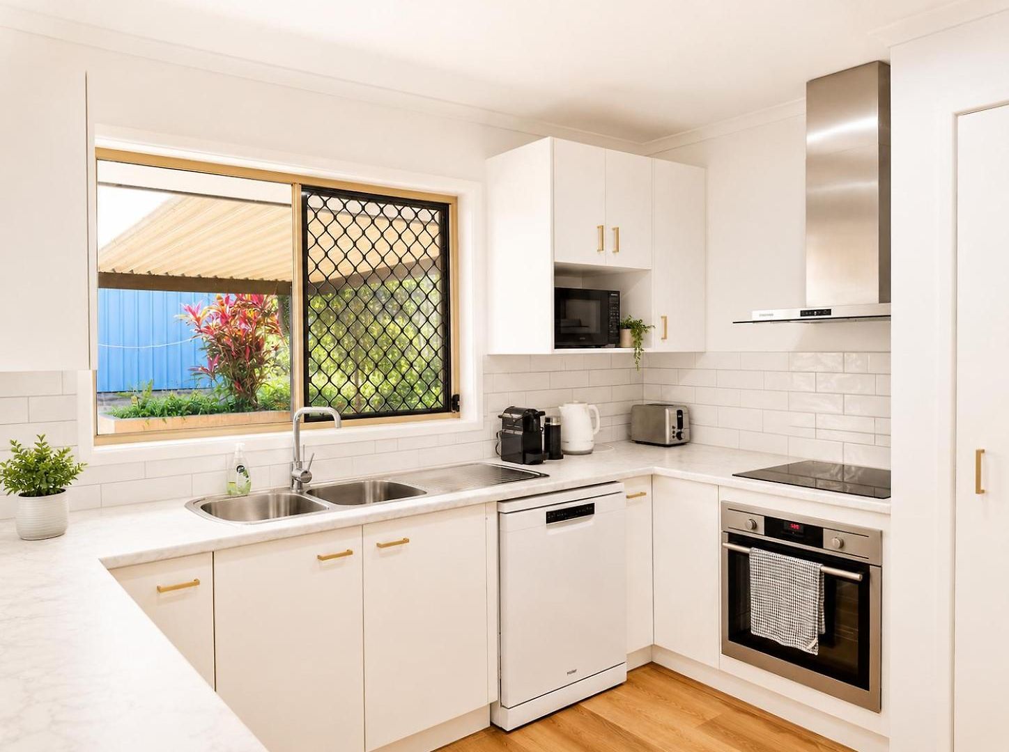 Mt Gravatt Affordable 4 Bedroom Family | Sleep 8 Holiday home *