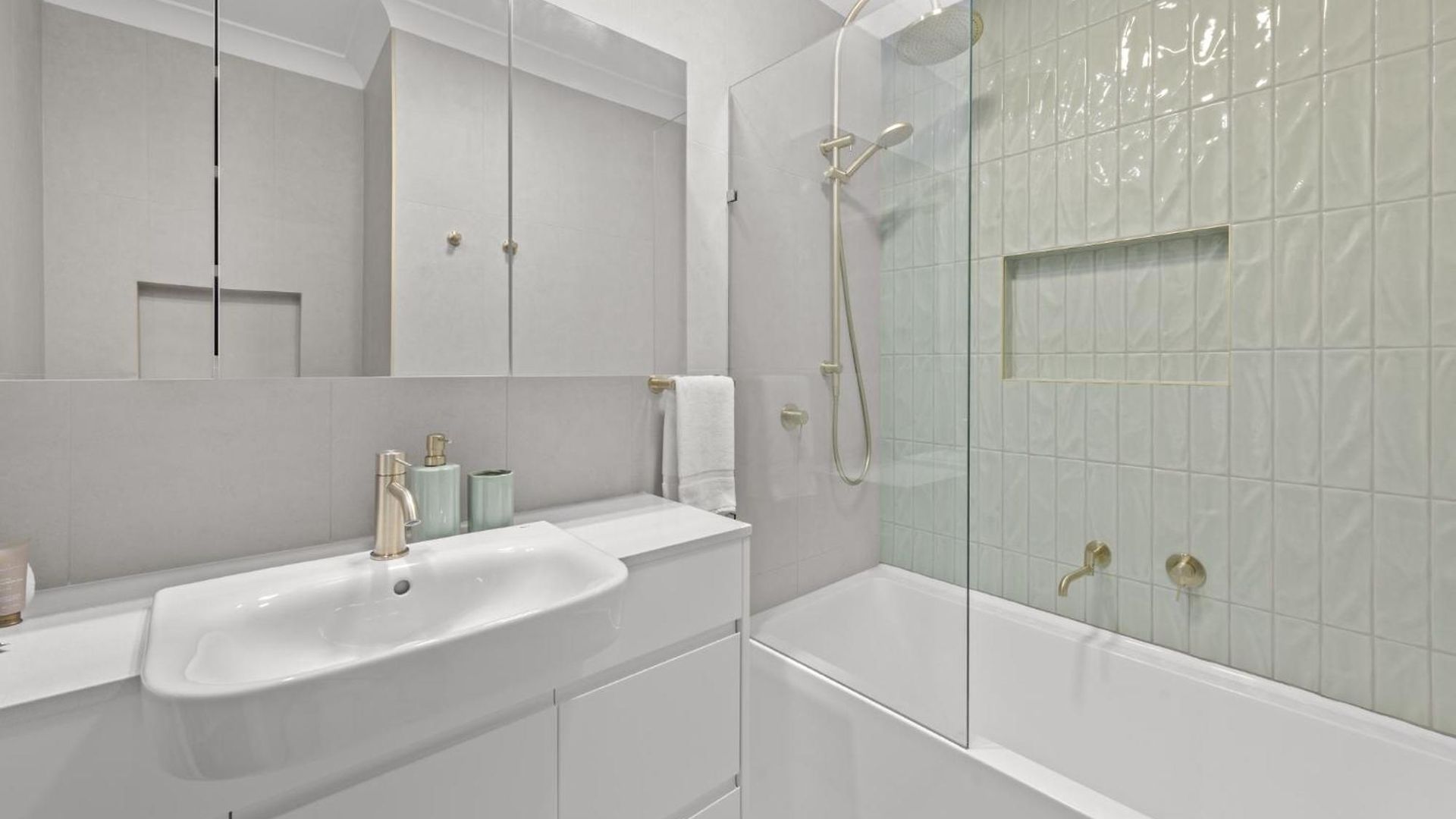 Quaint Townhouse In Bustling Locale Brisbane