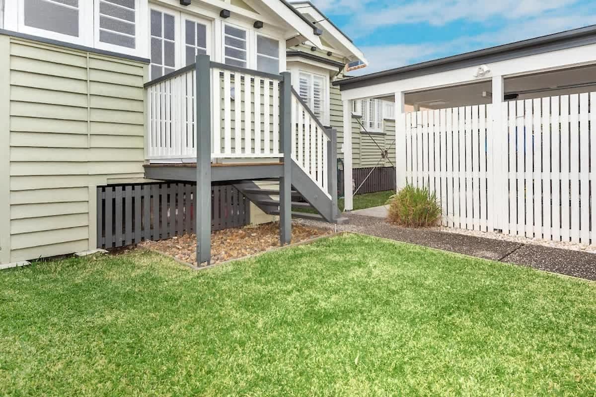 Modern Twist And Old World Charm - 3bed-2bath-2car *