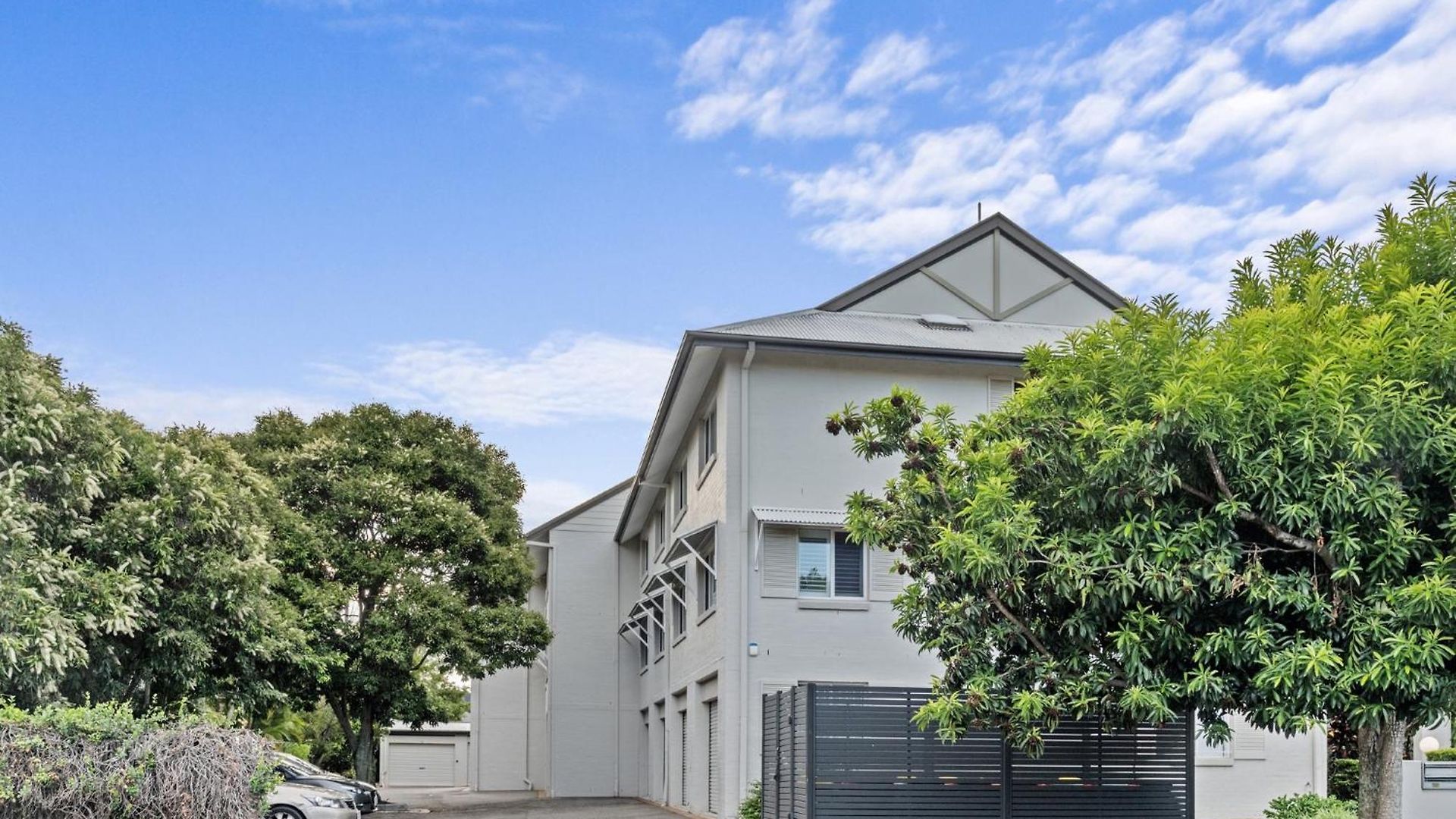 Quaint Townhouse In Bustling Locale Brisbane