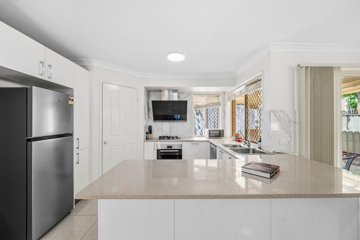 Villa 4br House Close To Sunnybank, Qeii Hospital,griffith Nathan,nissan Arena