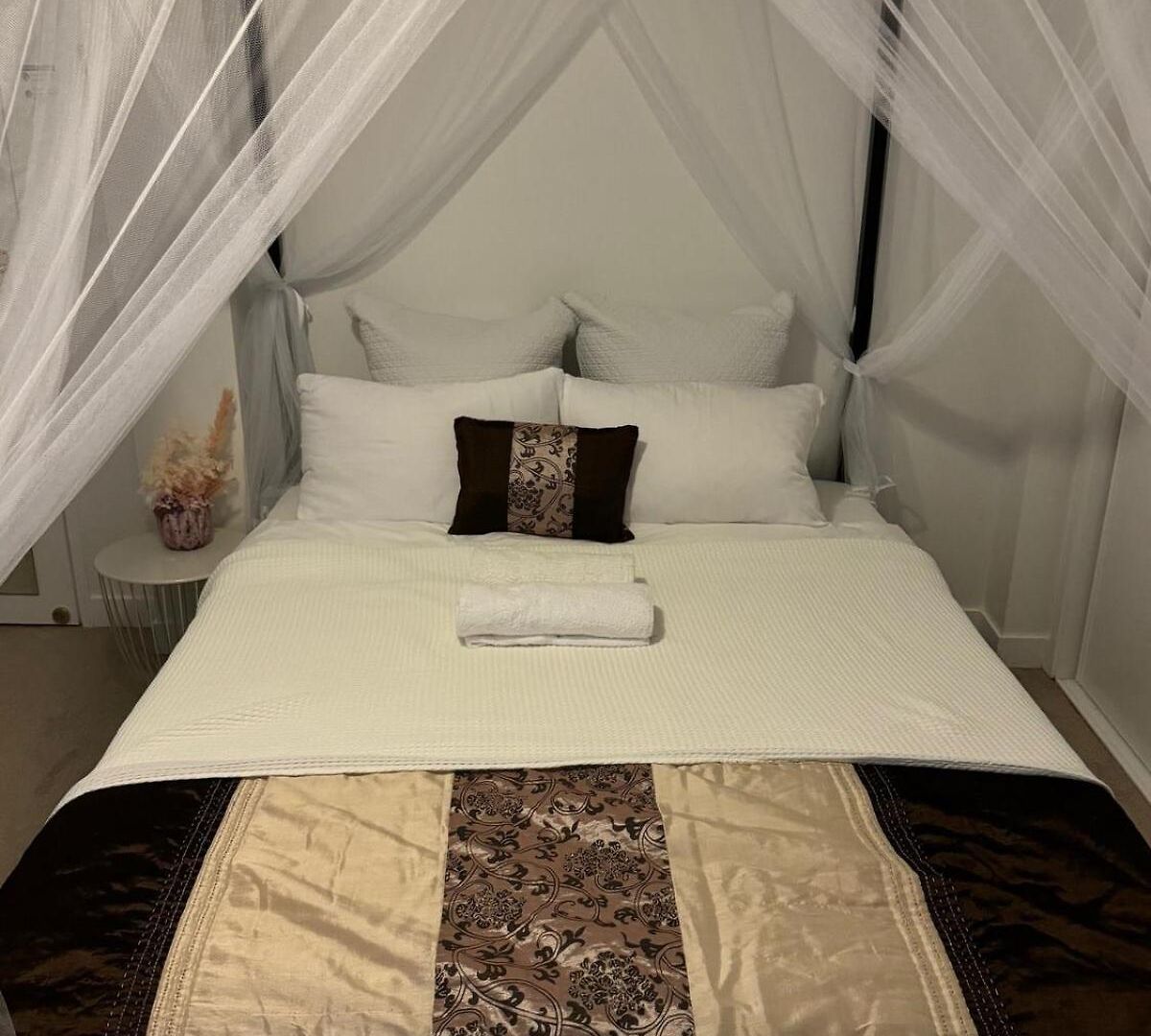 Teneriffe, Walk To River, Onsite Parking Villa Brisbane