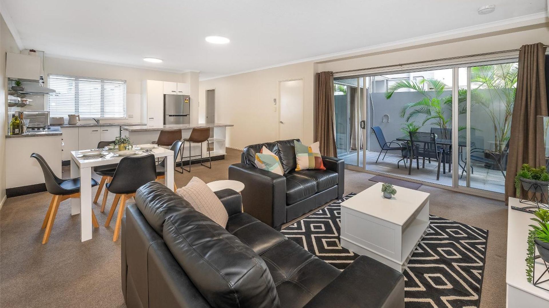 Huge Courtyard With Free Parking - Walk To Hsw, St And Valley Mall Apartment