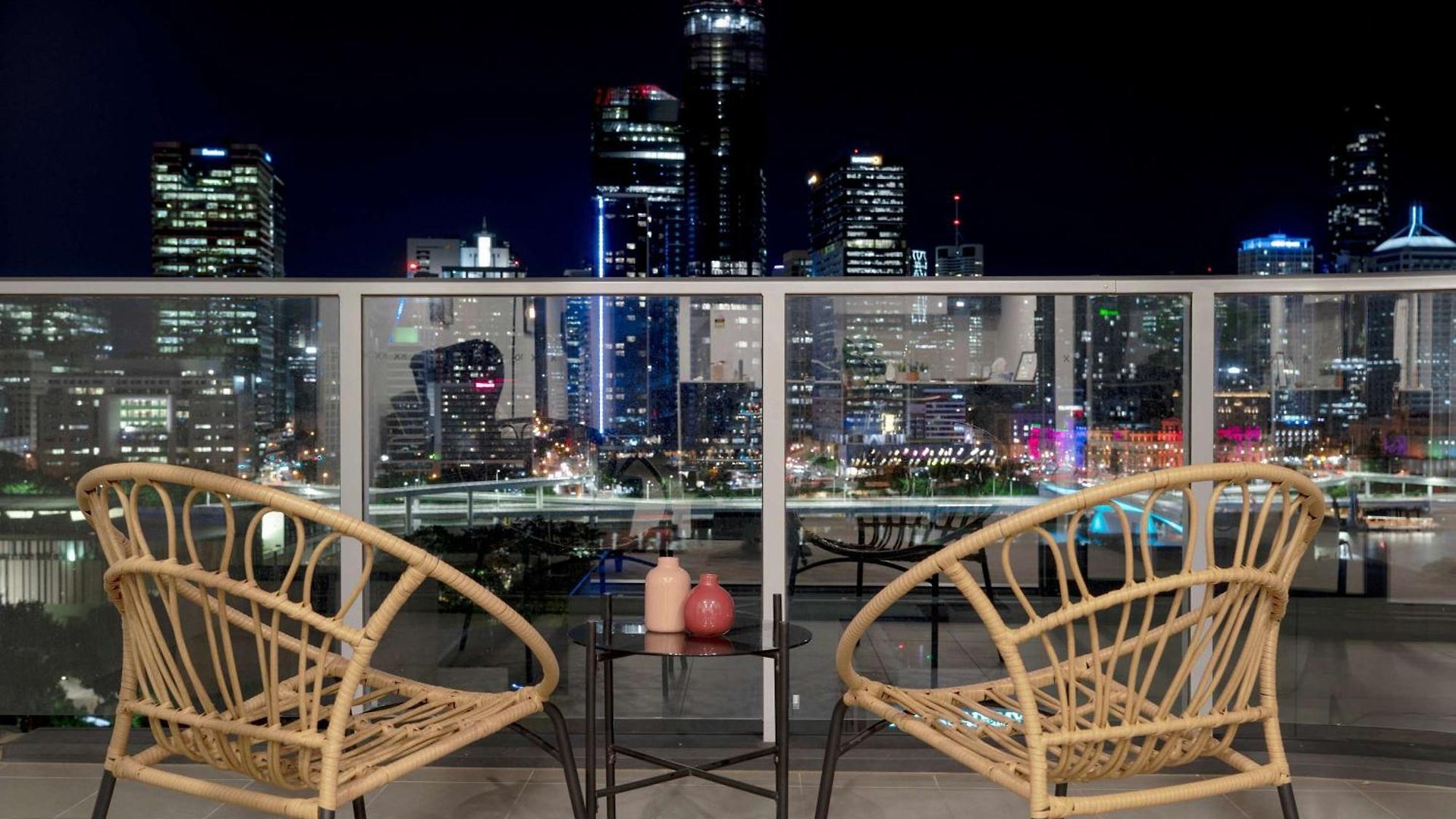 Stylish 2br With Water Views In South *