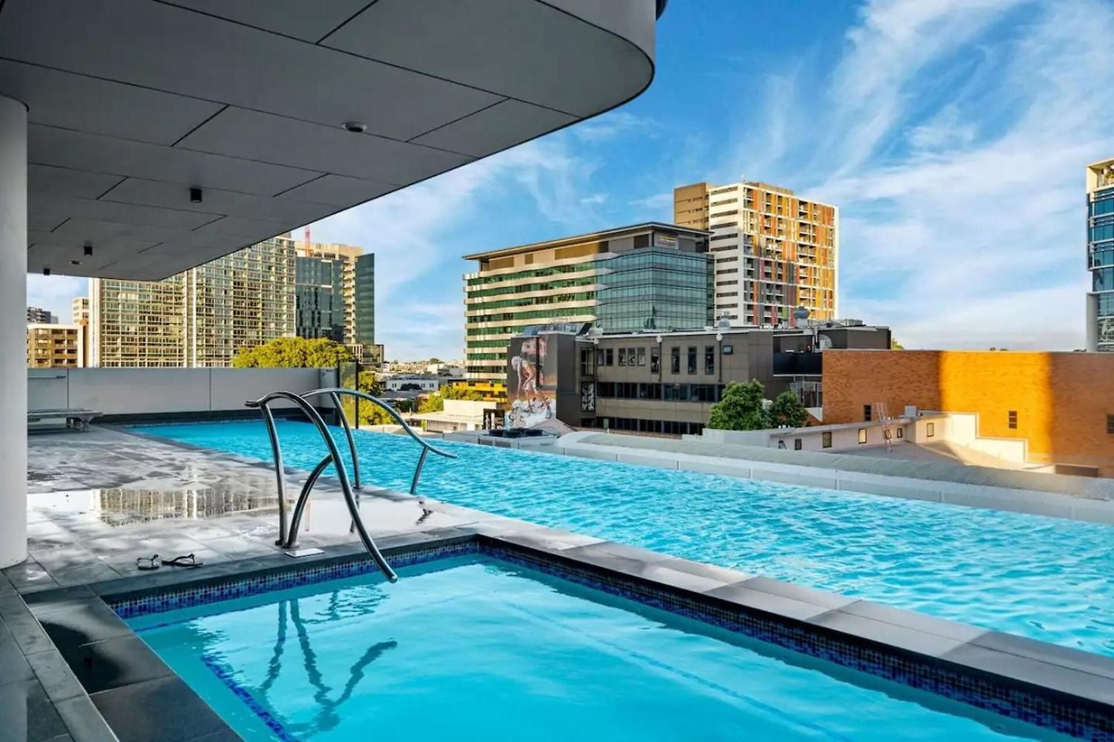 Apartment Luxury High-floor 1br Retreat With Balcony Brisbane