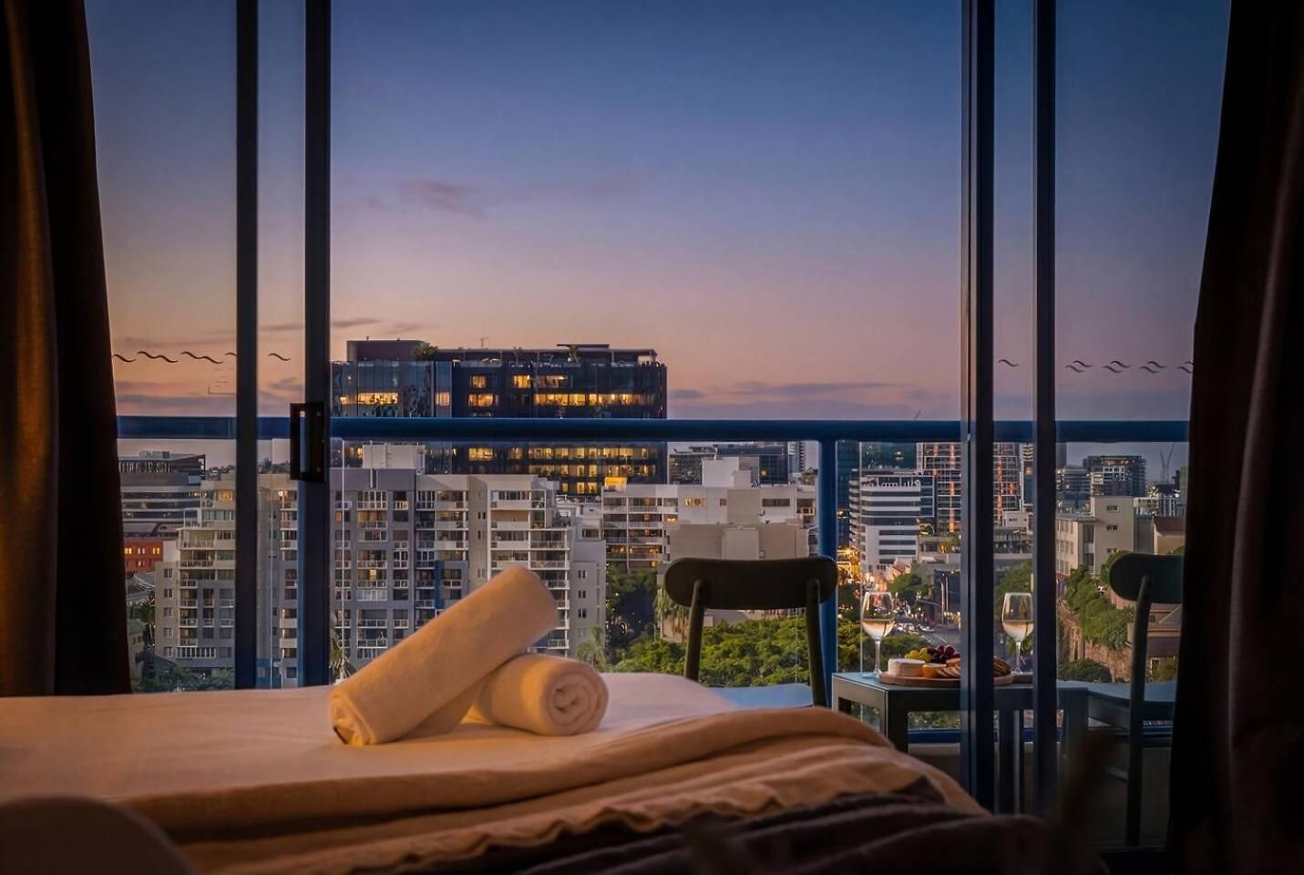 Modern Cbd W/ Balcony Views | Pool & Gym Apartment *