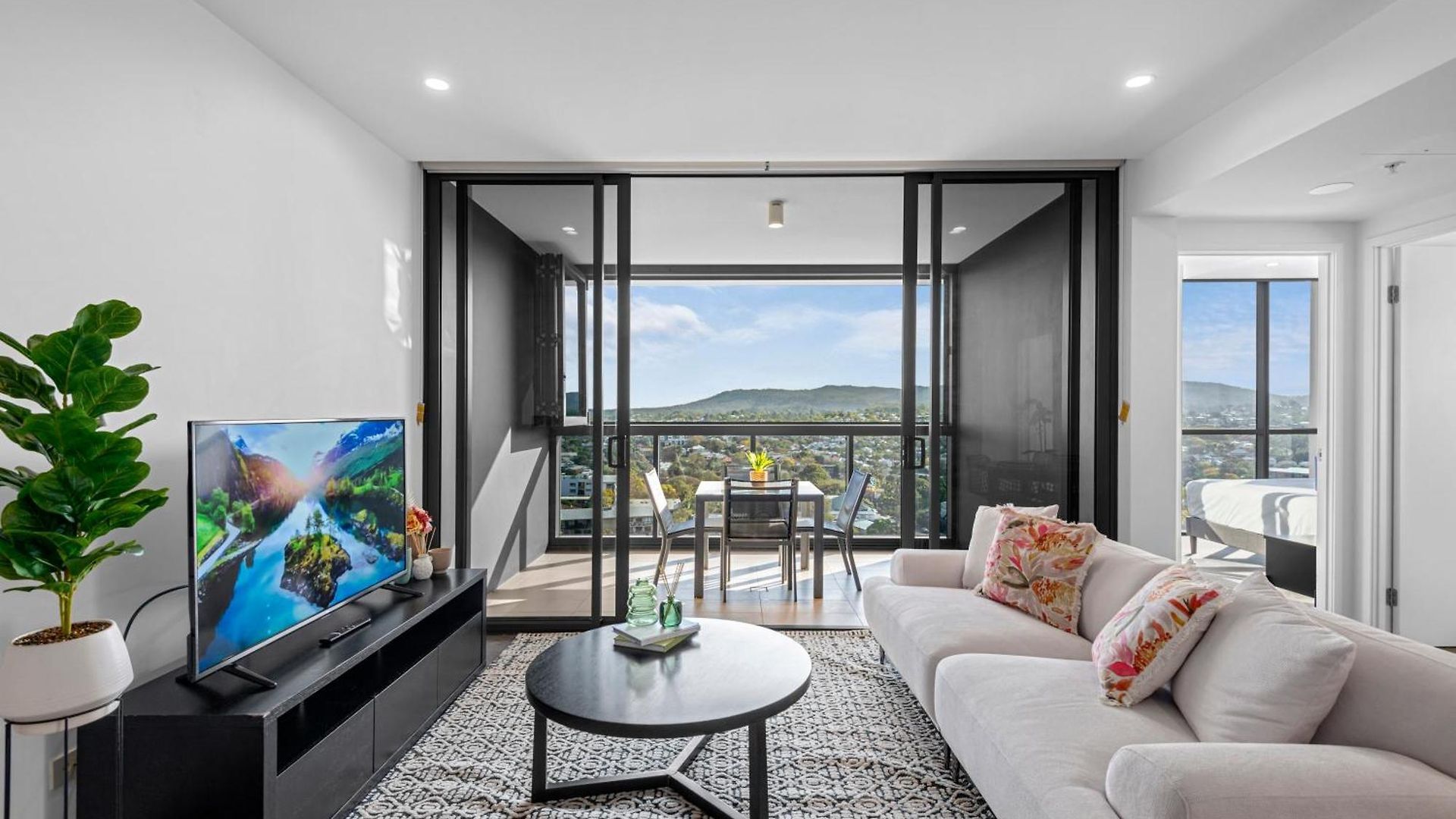 Spacious 3br Near Stadium W Views, Pool And Car Park