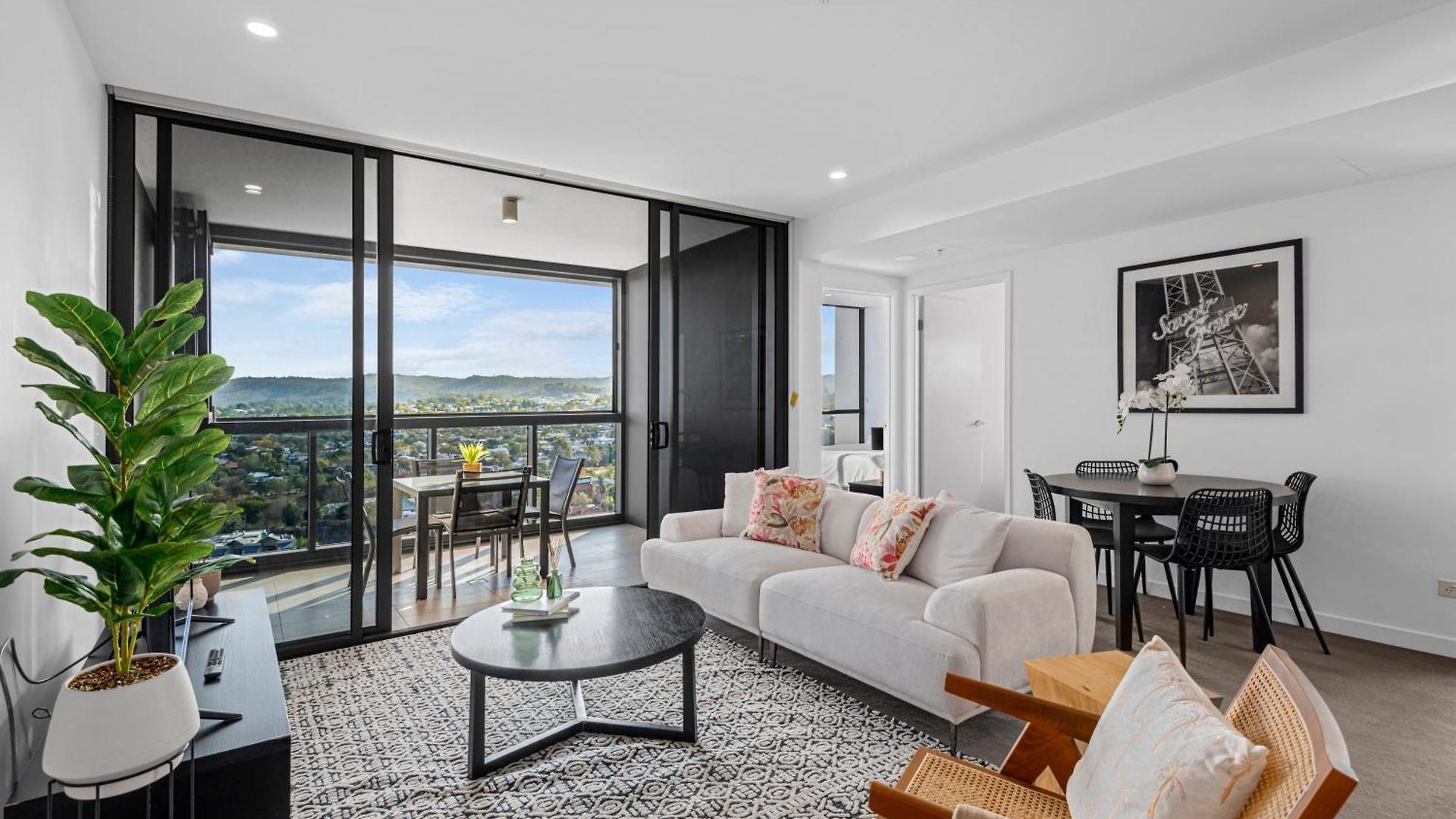 Apartment Spacious 3br Near Stadium W Views, Pool And Car Park *