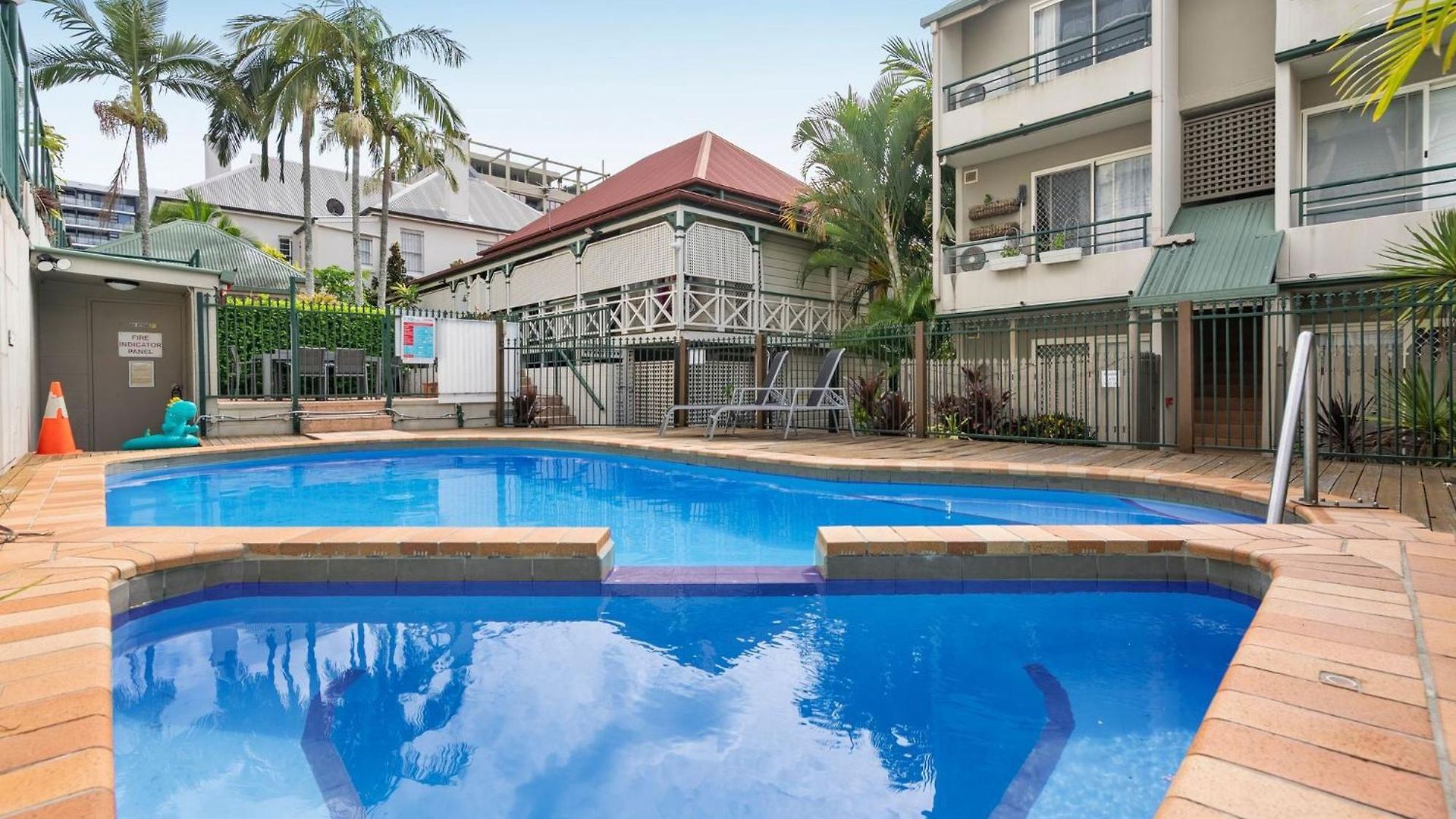 Comfortable With Pool Access Apartment Brisbane