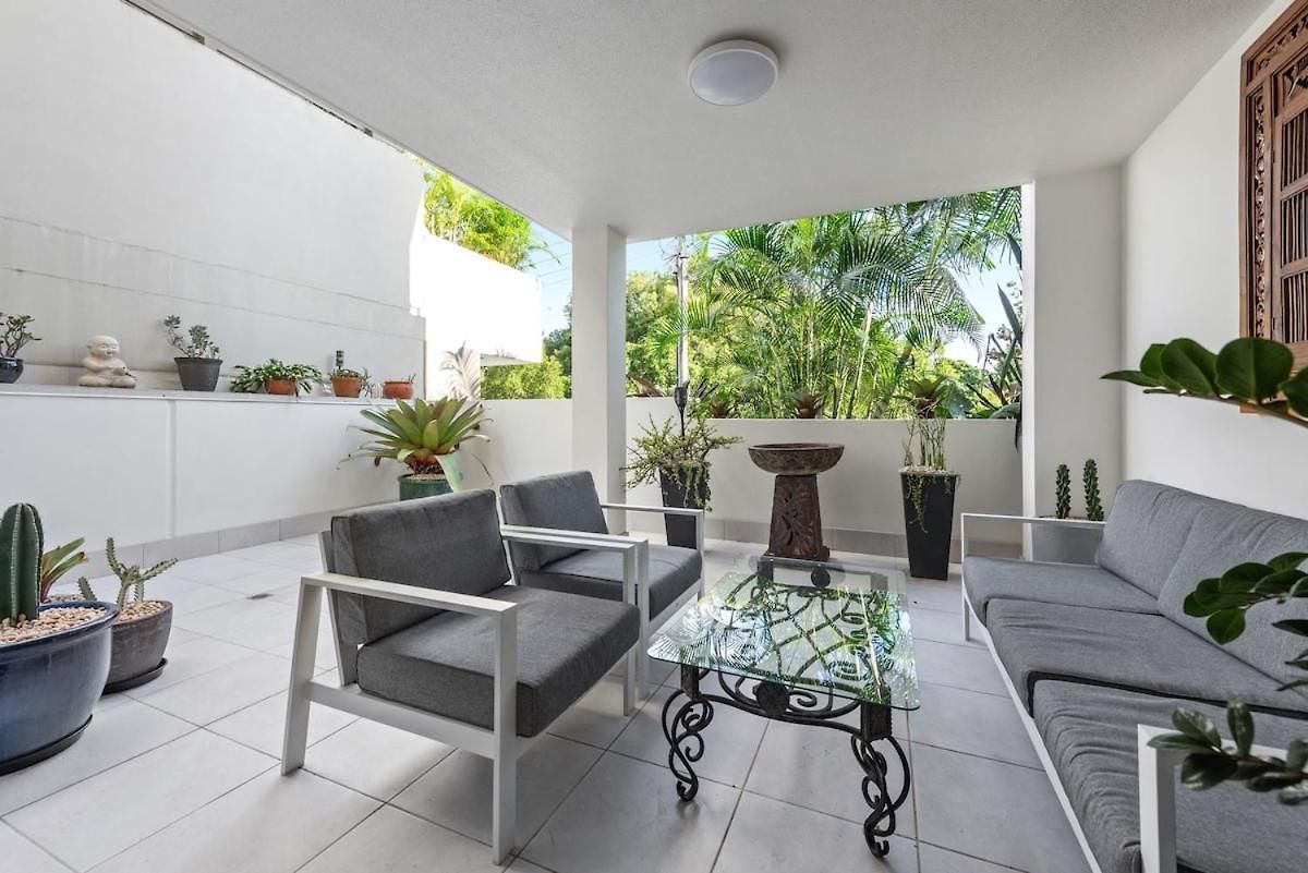 Spacious Comfortable Unit With Free Parking & Pool Apartment