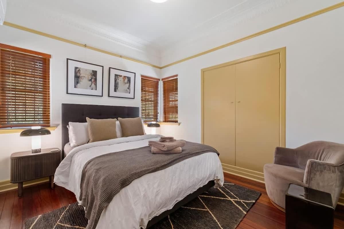 Art Deco Elegance In New Farm Apartment