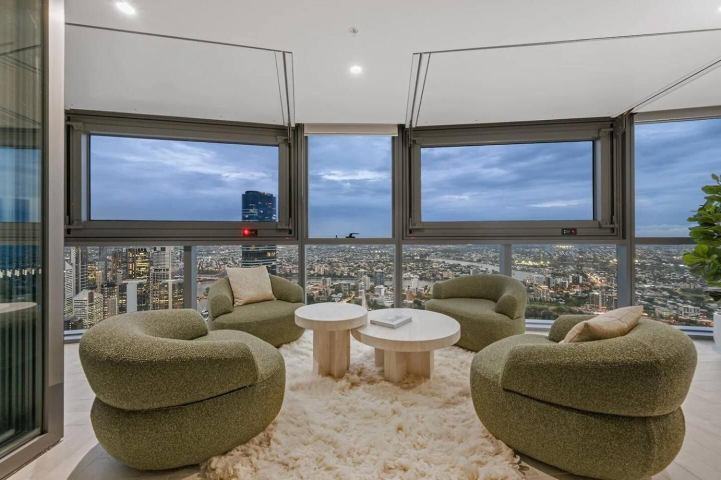 Apartment Cloud Nine | Designer Views On Level 61 *
