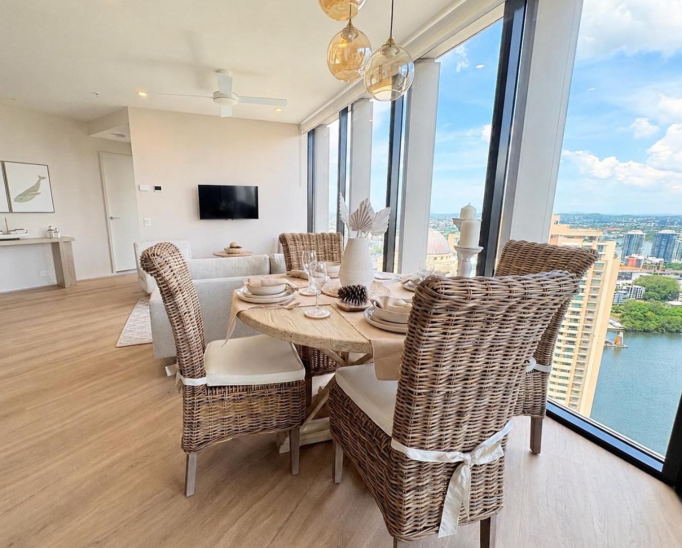 Apartment Luxury Riverside Retreat, Infinity Pool, Free Parking