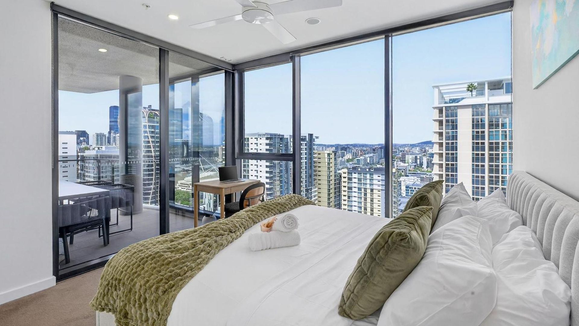 Apartment 31f Premium 3br Skyline River Views One