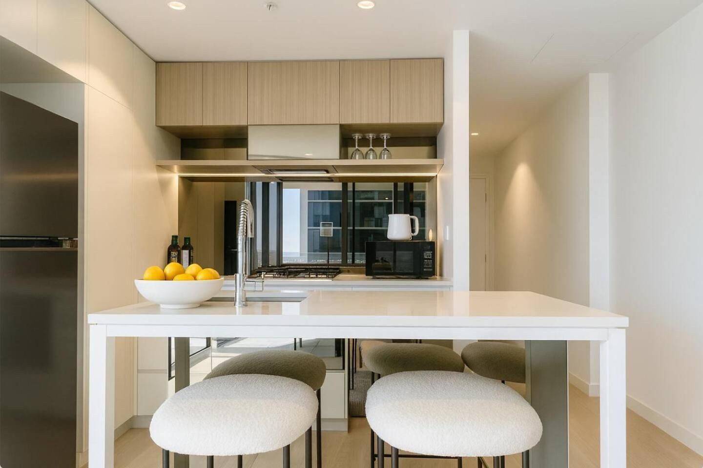 Bright & Calm Haven Lv 17 - W/ Sky & Balcony Views - Brisbane